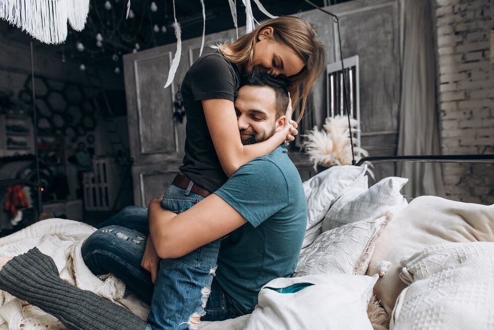 Mujer abraza a hombre que aumenta la potencia