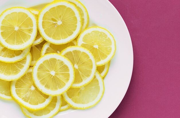 El limón contiene vitamina C, que estimula la potencia. 