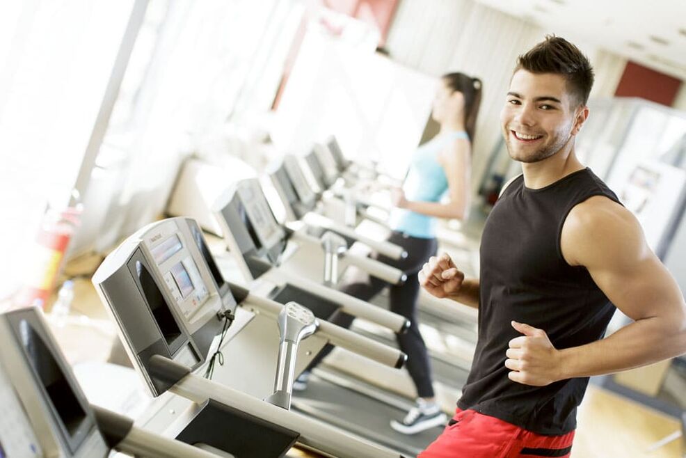 Los ejercicios cardiovasculares ayudan a un hombre a acelerar su circulación sanguínea. 